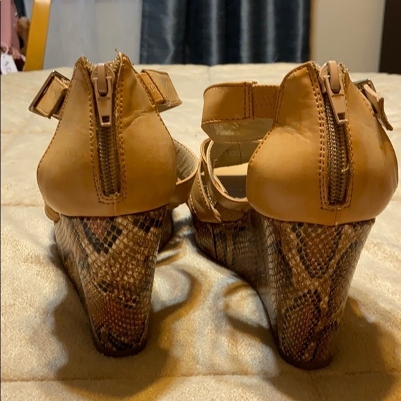 Kenneth Cole Reaction Tan Wedge Espadrille Shoes - Picture 8 of 12